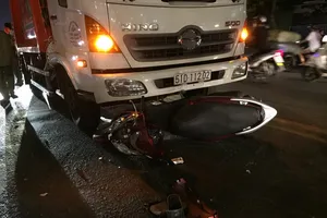 Say rượu tông vào xe chở rác, nam thanh niên nguy kịch 