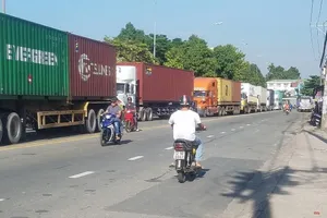 Bình Dương: Tai nạn liên hoàn giữa 2 container và 1 xe tải 