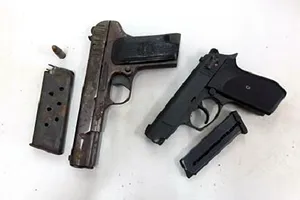 Người dân nộp nhiều vũ khí quân dụng cho công an