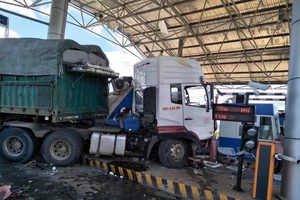 Container đâm trạm thu phí, 1 nhân viên nguy kịch