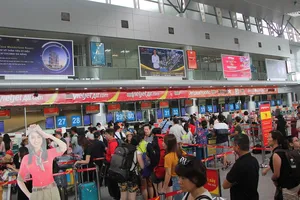 Người ném điện thoại vào mặt nhân viên bị phạt 7,5 triệu