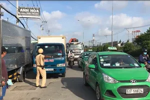 Xe xếp hàng chờ đăng kiểm khiến kẹt xe kéo dài 