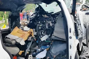 Hiện trường vụ tai nạn thảm khốc khiến 13 người tử vong