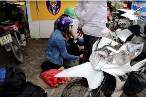 2 người bị xe khách kéo lê gần 10 m trước trạm CSGT