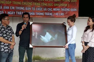 Nghệ sĩ Xuân Anh trao 150 suất học bổng cho HS nghèo Củ Chi