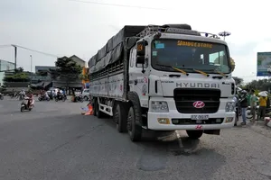 Ô tô tải rẽ phải làm 2 phụ nữ chạy xe máy chết thảm 