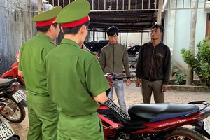 Cặp bạn tù rủ nhau đi cướp giật 