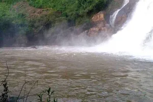 Tắm thác ở làng Mèo, ba người bị cuốn mất tích