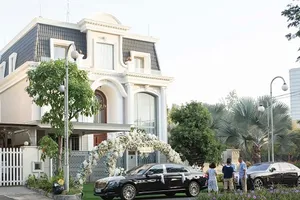 Ngắm biệt thự phủ đầy hoa đón Bảo Thy về dinh