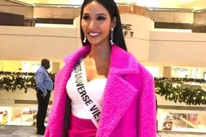 Hoàng Thùy diện màu hồng ngày đầu tại Miss Universe 2019