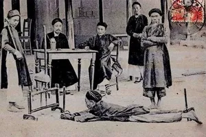 Xem người xưa nghiêm trị tội nâng điểm cho người thân