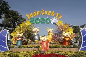 Gia đình Chuột vui nhộn ở đường hoa thành phố Cam Ranh