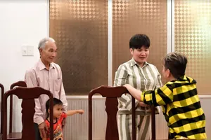 Đàm Vĩnh Hưng giúp cha và con gặp nữ phạm nhân ngày tết