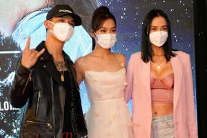 Hồng Vân đóng cửa sân khấu, sao Việt đeo khẩu trang vì Corona