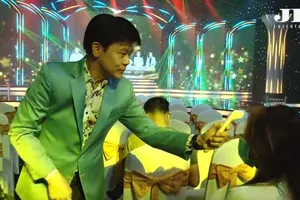 Danh ca Thái Châu đo thân nhiệt cho vợ tại họp báo