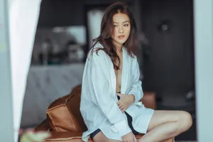 Khả Ngân khoe ảnh bán nude đánh dấu tuổi thanh xuân 