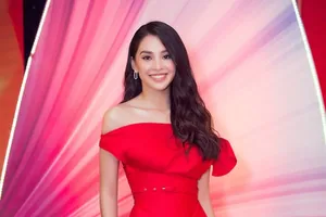 Các nàng hậu đua nhau khoe dáng