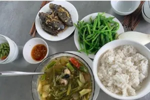 Về xứ cát ăn món canh chua xương rồng nấu cá lóc