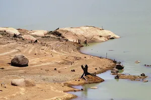 Ngỡ ngàng 'công viên cát' dưới lòng hồ Suối Dầu ở Khánh Hòa