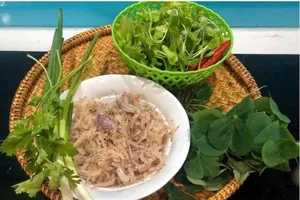 Người miền biển hưởng niềm hạnh phúc với tép khô rang lá chanh