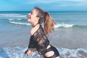 Hoàng Thùy Linh khoe dáng quyến rũ ở bãi biển