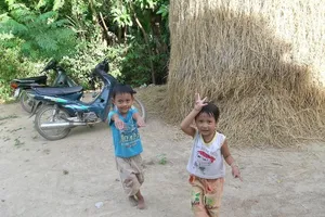 Nhìn cảnh đốt đồng, nhớ cây rơm bên hiên nhà ngoại 