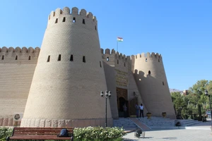 Khujand bên dòng Syr Darya - viên trân châu đích thực 