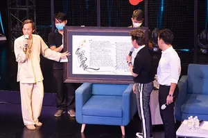 Sao Việt chung tay hướng về Đà Nẵng, Hoài Linh làm thơ 