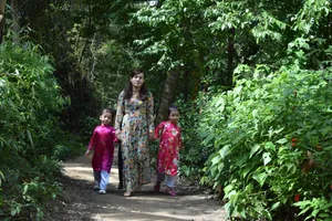 Đường làng êm đềm in dấu tuổi thơ