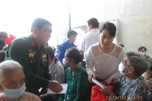 Trao 50 suất quà gia đình chính sách, hưu trí xã Vĩnh Lộc B