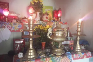 Lau dọn bàn thờ đón tết Tân Sửu 2021