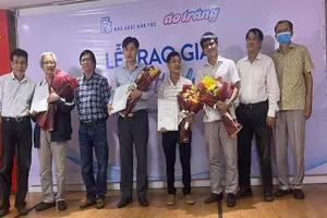 'Cổng làng' đoạt giải nhất cuộc thi thơ lục bát trên Áo trắng