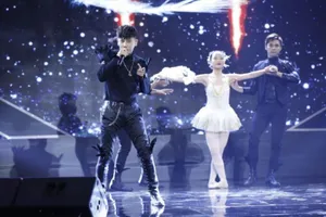 'Bản sao Đàm Vĩnh Hưng' đốt cháy sân khấu vì độ máu lửa