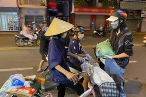 Hoa hậu Tiểu Vy nấu cơm cho người dân mùa dịch COVID-19