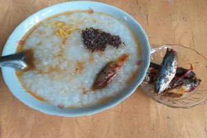 Cháo trắng cá kho - món chống ngán ngày giãn cách