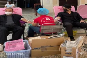 Lương Thế Thành, Thúy Diễm cùng nhiều nghệ sĩ hiến máu nhân đạo giữa mùa dịch