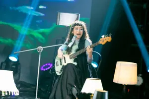 Mỹ Anh cùng mẹ Mỹ Linh và bố Anh Quân trình diễn tại The Heroes