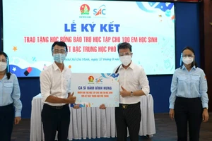Ca sĩ Đàm Vĩnh Hưng bảo trợ học tập cho 100 trẻ em mồ côi 