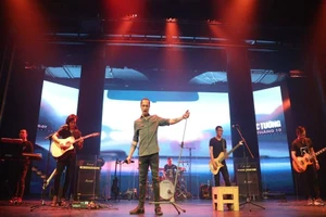 Rocker Phạm Anh Khoa có duyên tiền định với ‘Bức tường’ sau nhiều thăng trầm