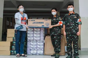 MC Quỳnh Hoa, Đan Trường, H’Hen Niê, tặng rau củ, quà cho bà con, bệnh nhi F0