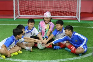 Sam và ST Sơn Thạch tặng 20 triệu đồng cho cầu thủ nhí có hoàn cảnh khó khăn