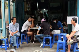 Sau giãn cách, tiệm cà phê Vợt lâu đời nhất Sài Gòn lại đông đúc khách 