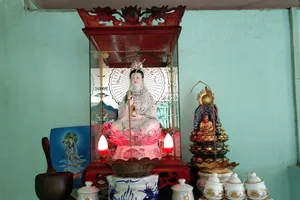 Lau dọn bàn thờ đón tết Nhâm Dần 2022