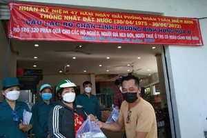 Bình Tân: Trao 320 phần quà cho người già neo đơn, người thuê trọ 