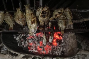 Thèm món cá rô đồng kho nồi đất của mẹ trong những ngày mưa