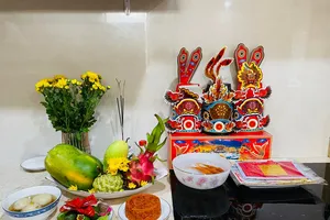 Vì sao gọi ‘2 ông 1 bà’ về tích Ông Táo ?