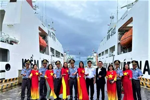 Kiều bào tặng quà bộ đội Trường Sa