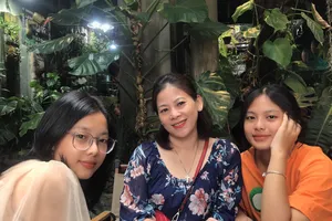 Chuyện về người chồng cõng vợ đi chơi ... 