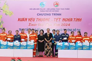 VWS góp trao ‘hạnh phúc’ cho nữ công nhân vệ sinh môi trường dịp Tết