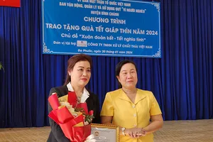 Nụ cười hạnh phúc từ những phần quà Tết đến ‘đúng lúc, đúng người’